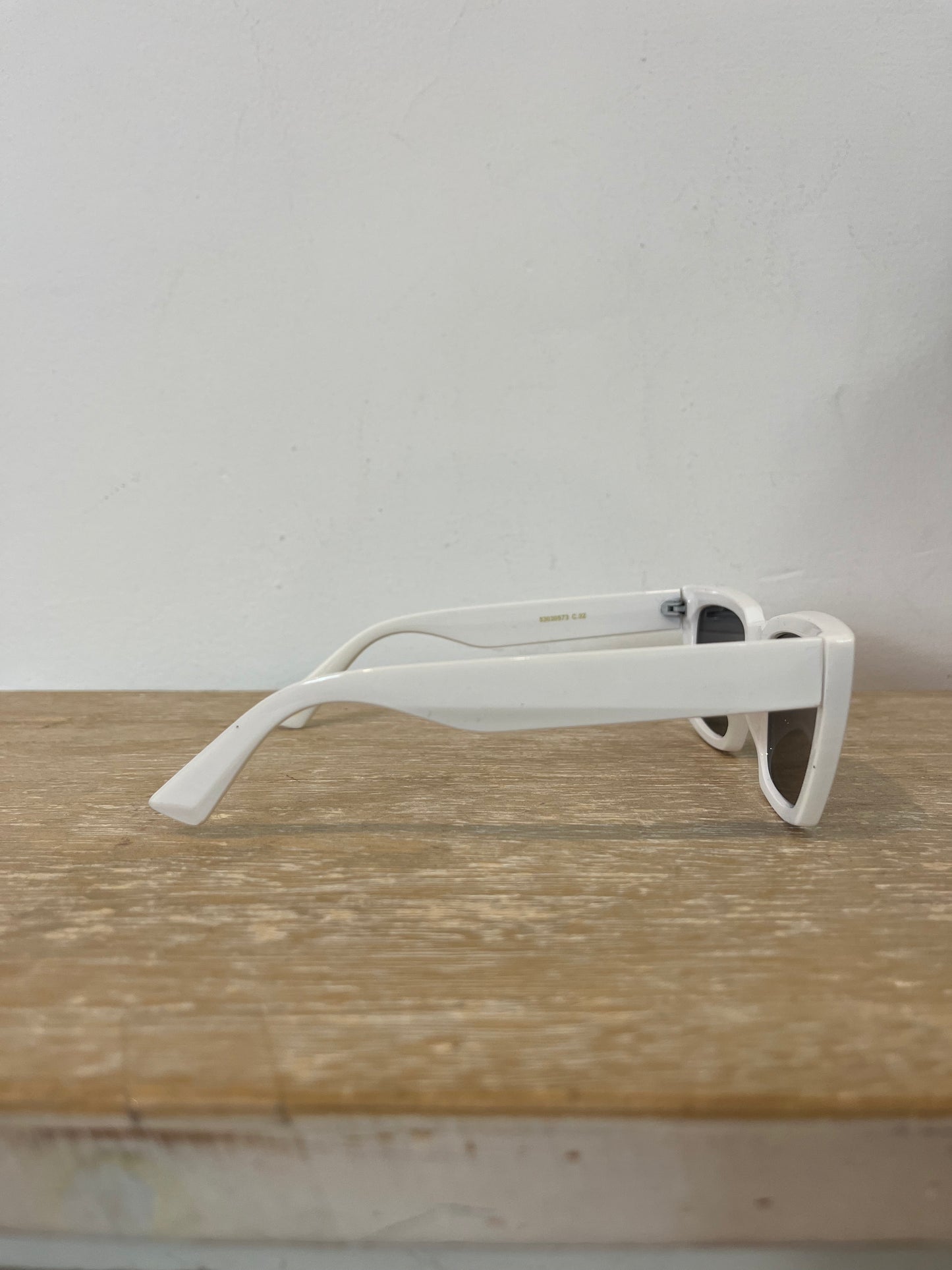 MANGO. Gafas de sol blancas