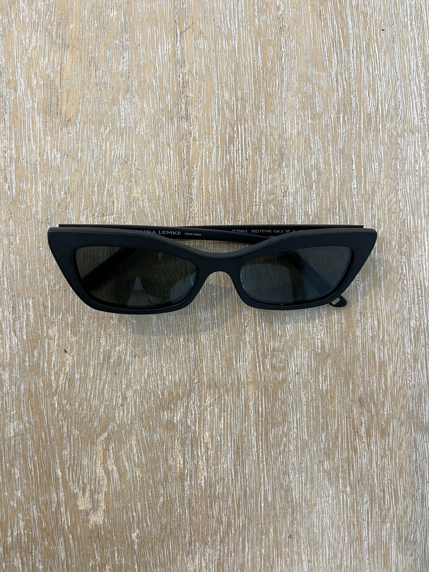 CAROLINA LEMKE. Gafas sol negras opacas