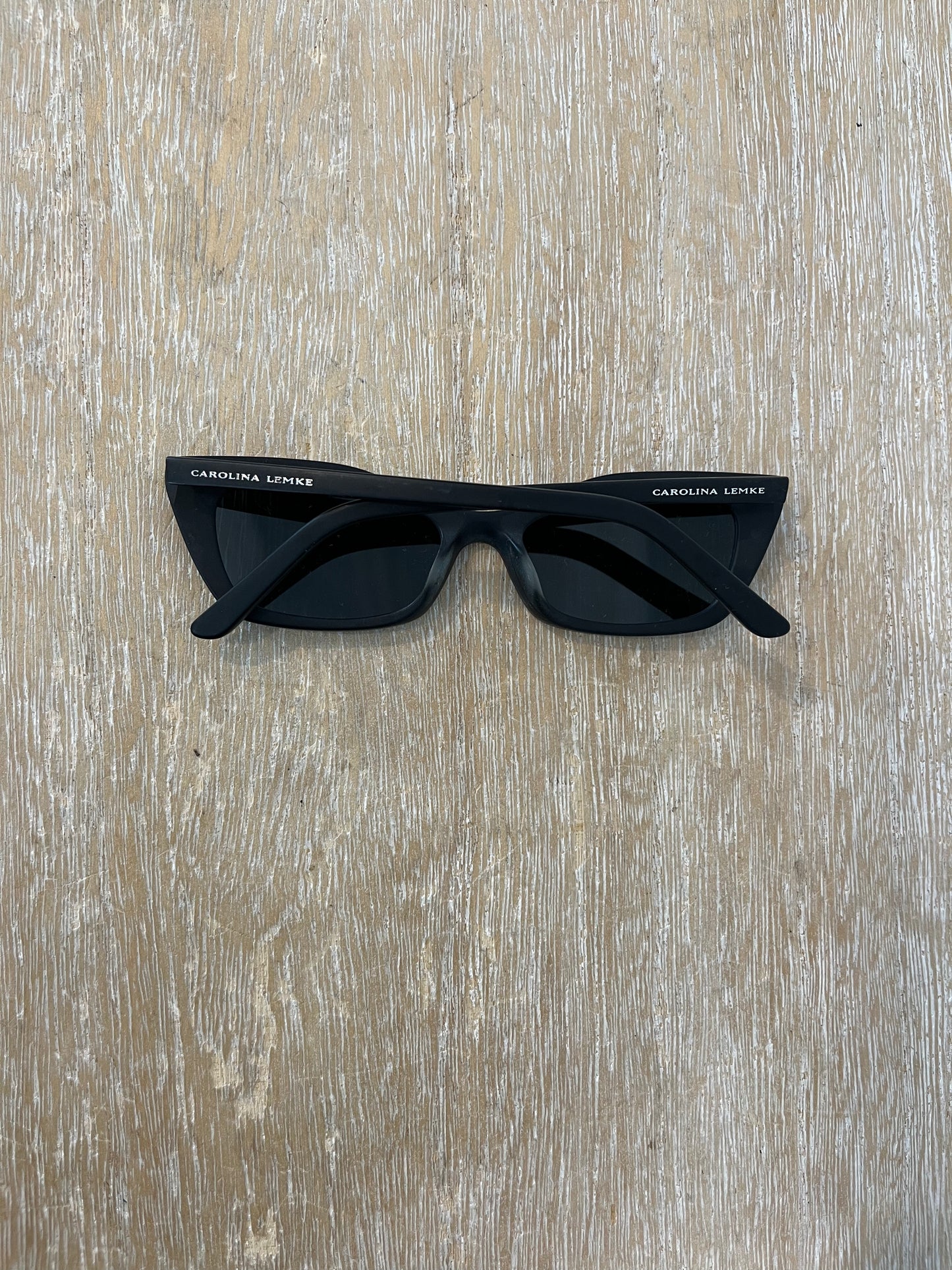 CAROLINA LEMKE. Gafas sol negras opacas