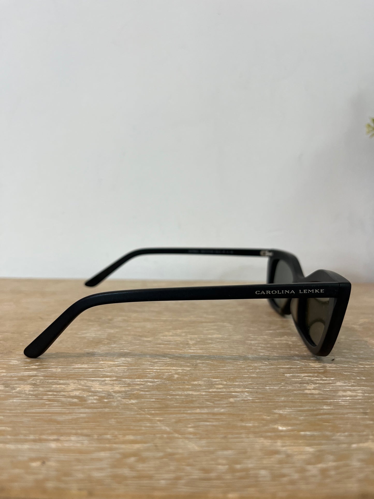 CAROLINA LEMKE. Gafas sol negras opacas