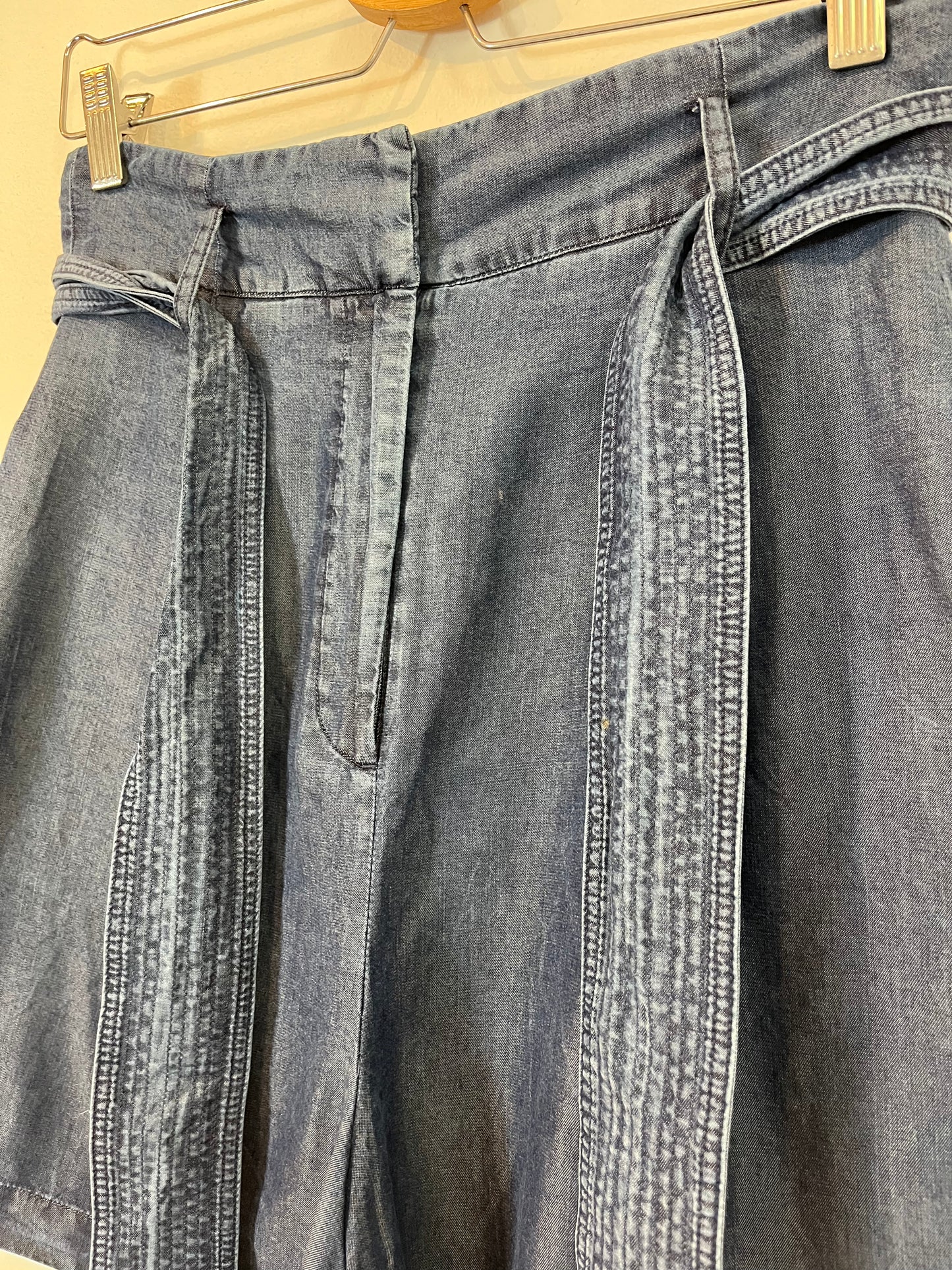 MASSIMO DUTTI. Bermuda denim fluido. T 38