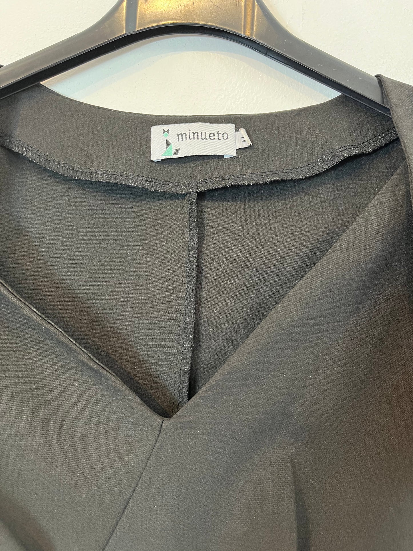 MINUETO. Top negro detalle escote. T M