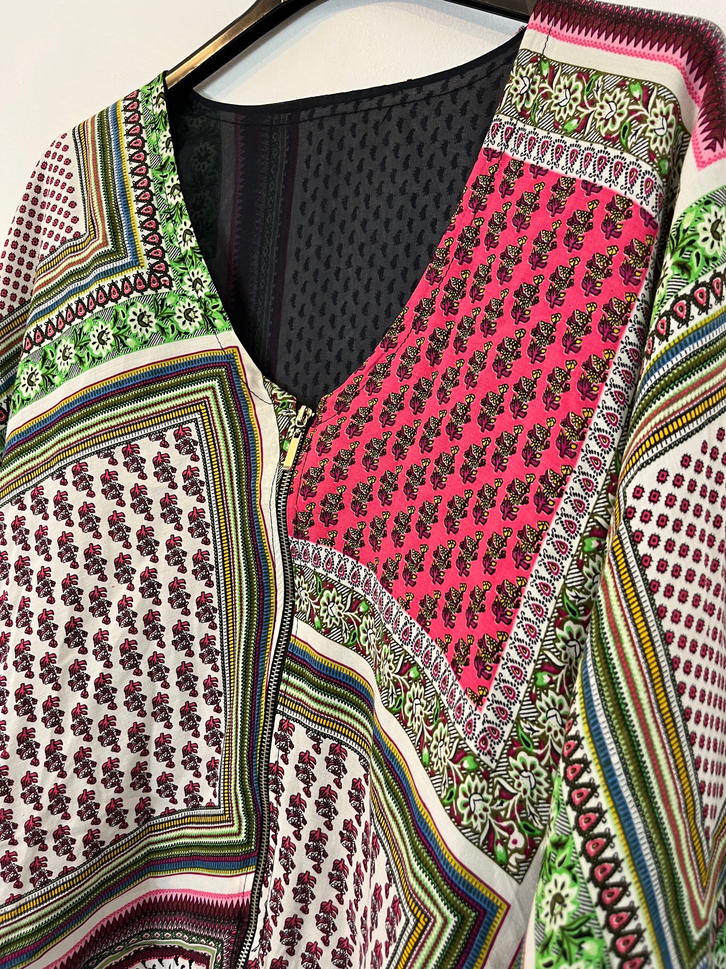 OTRAS. Top/chaqueta cremallera multi estampado. T M