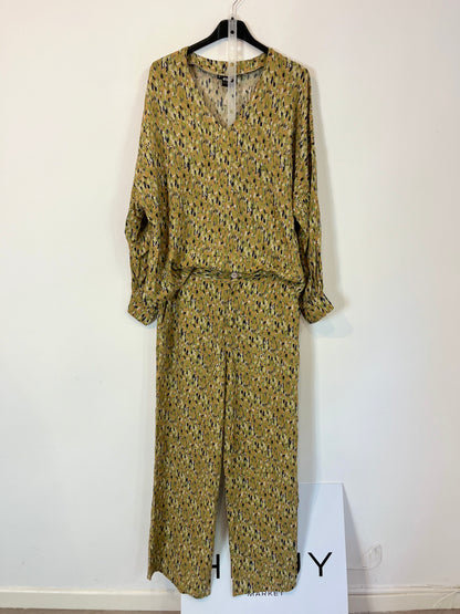 ERRE. Conjunto blusa pantalón estampado. T S/M