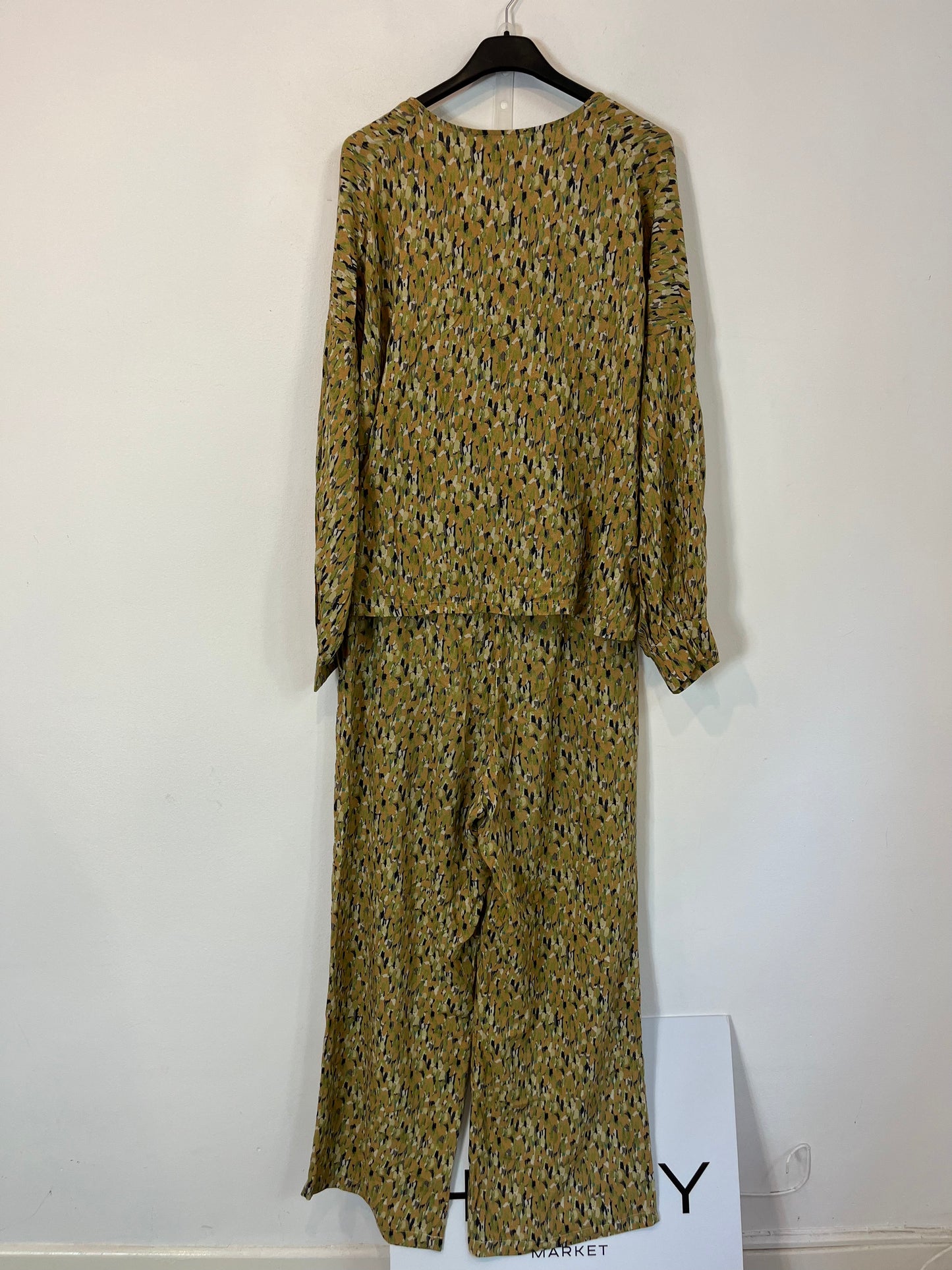 ERRE. Conjunto blusa pantalón estampado. T S/M