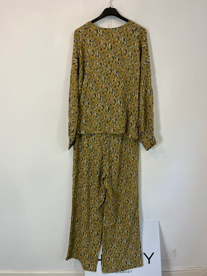 ERRE. Conjunto blusa pantalón estampado. T S/M