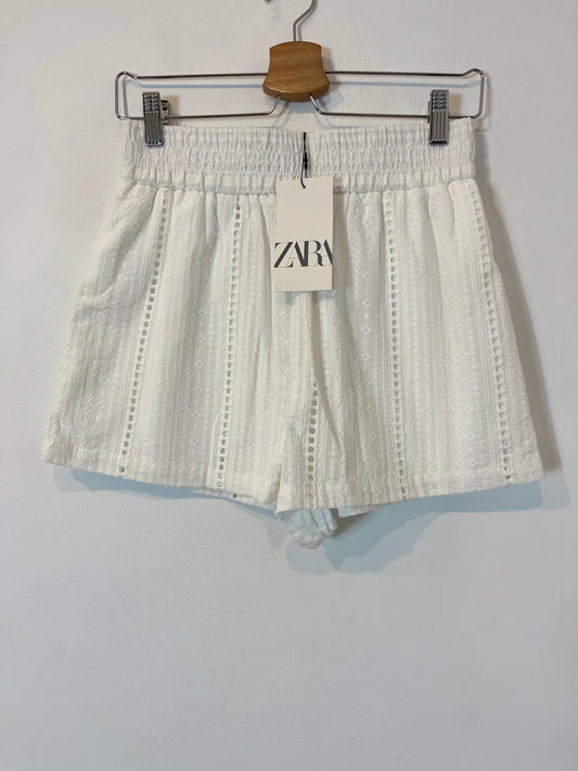 ZARA. Bermuda blanca bordados. T S