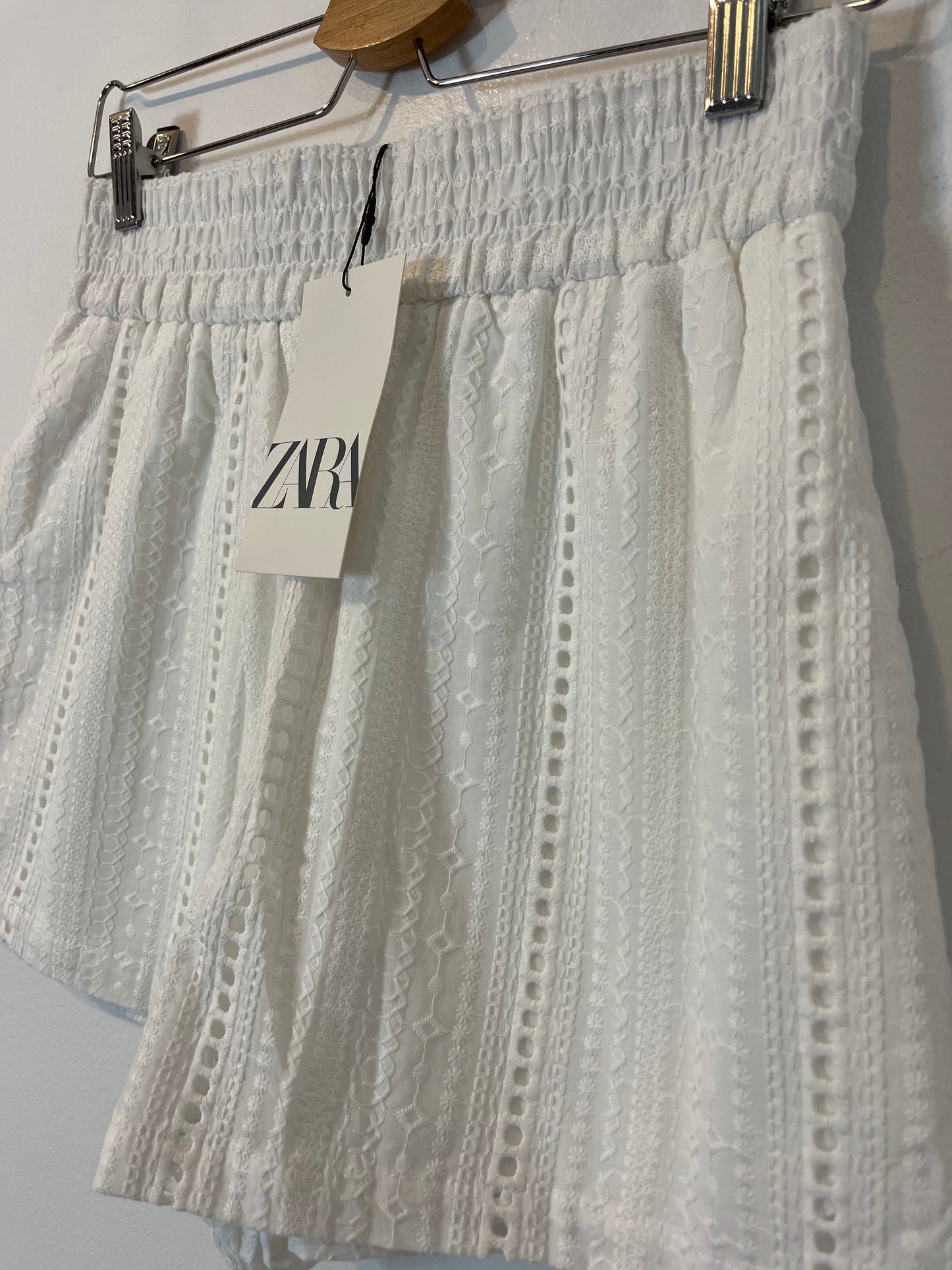 ZARA. White embroidered Bermuda shorts. TS