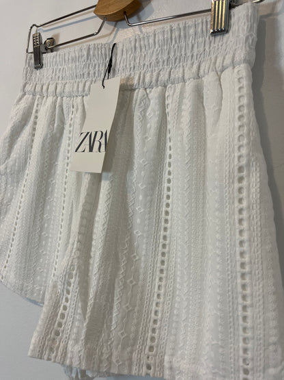 ZARA. White embroidered Bermuda shorts. TS