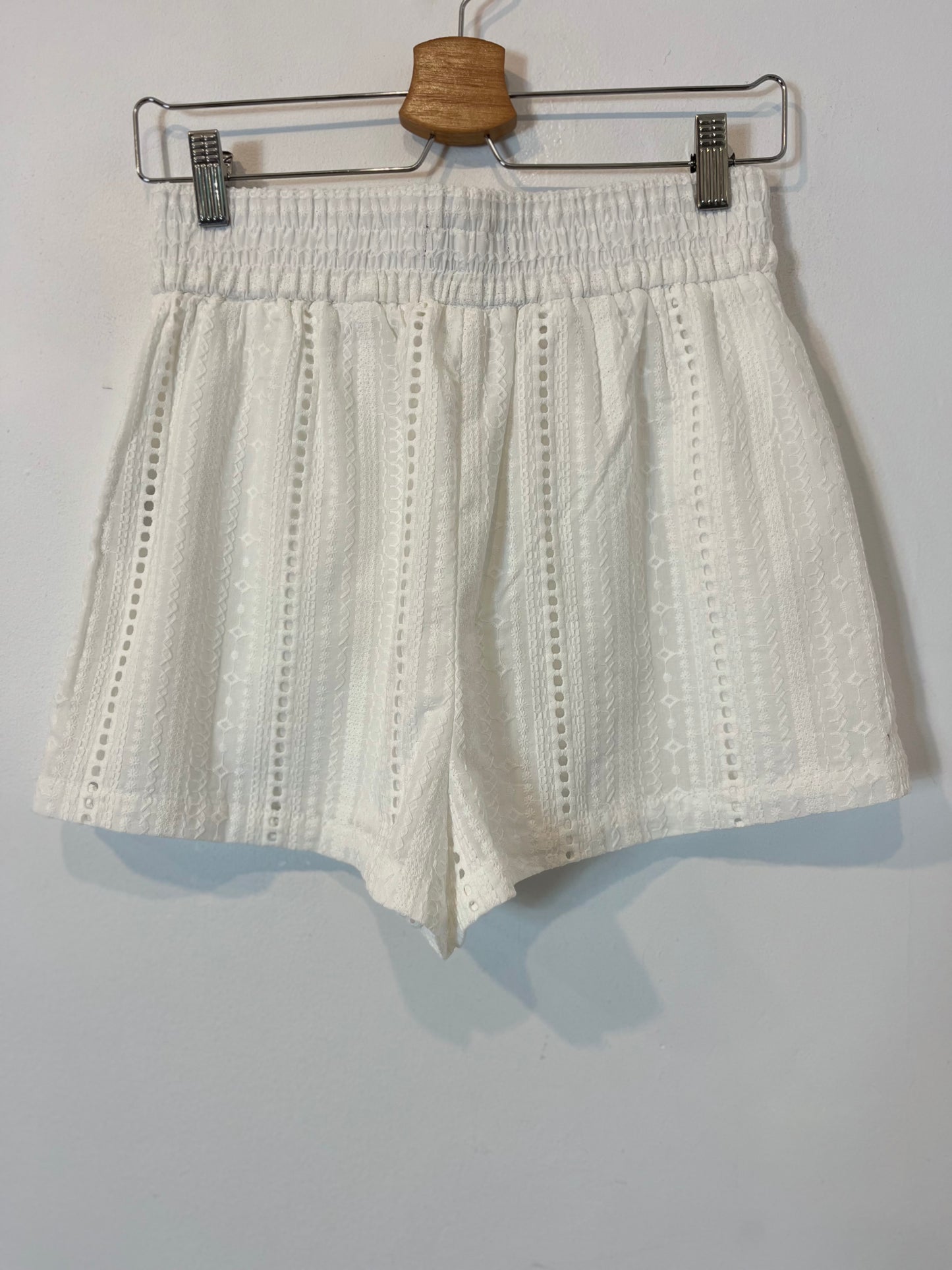 ZARA. White embroidered Bermuda shorts. TS