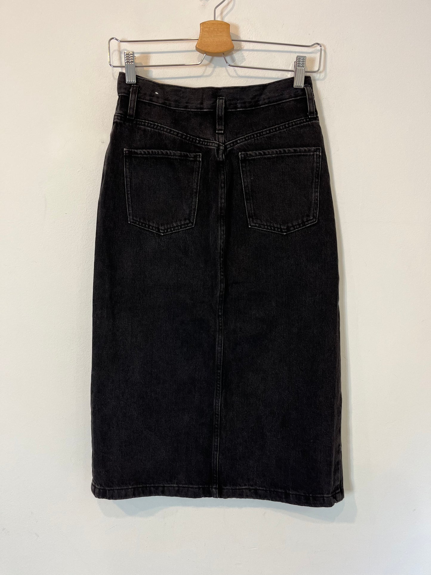 MANGO. Black denim midi skirt. T XS