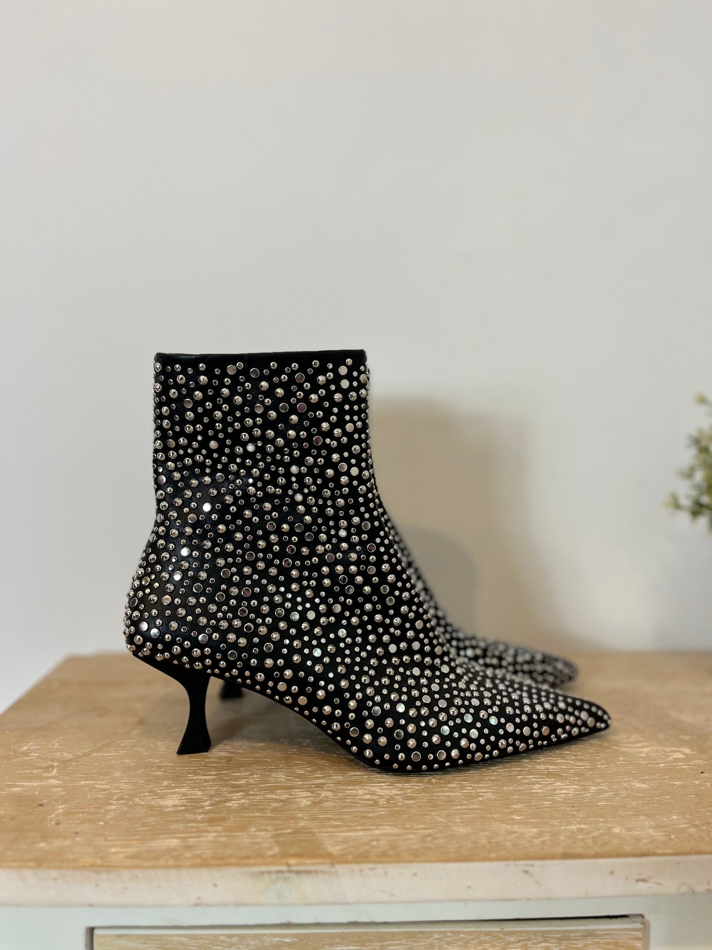 ZARA. Botines tacón negros con tachas. T 38