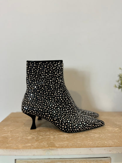 ZARA. Botines tacón negros con tachas. T 38