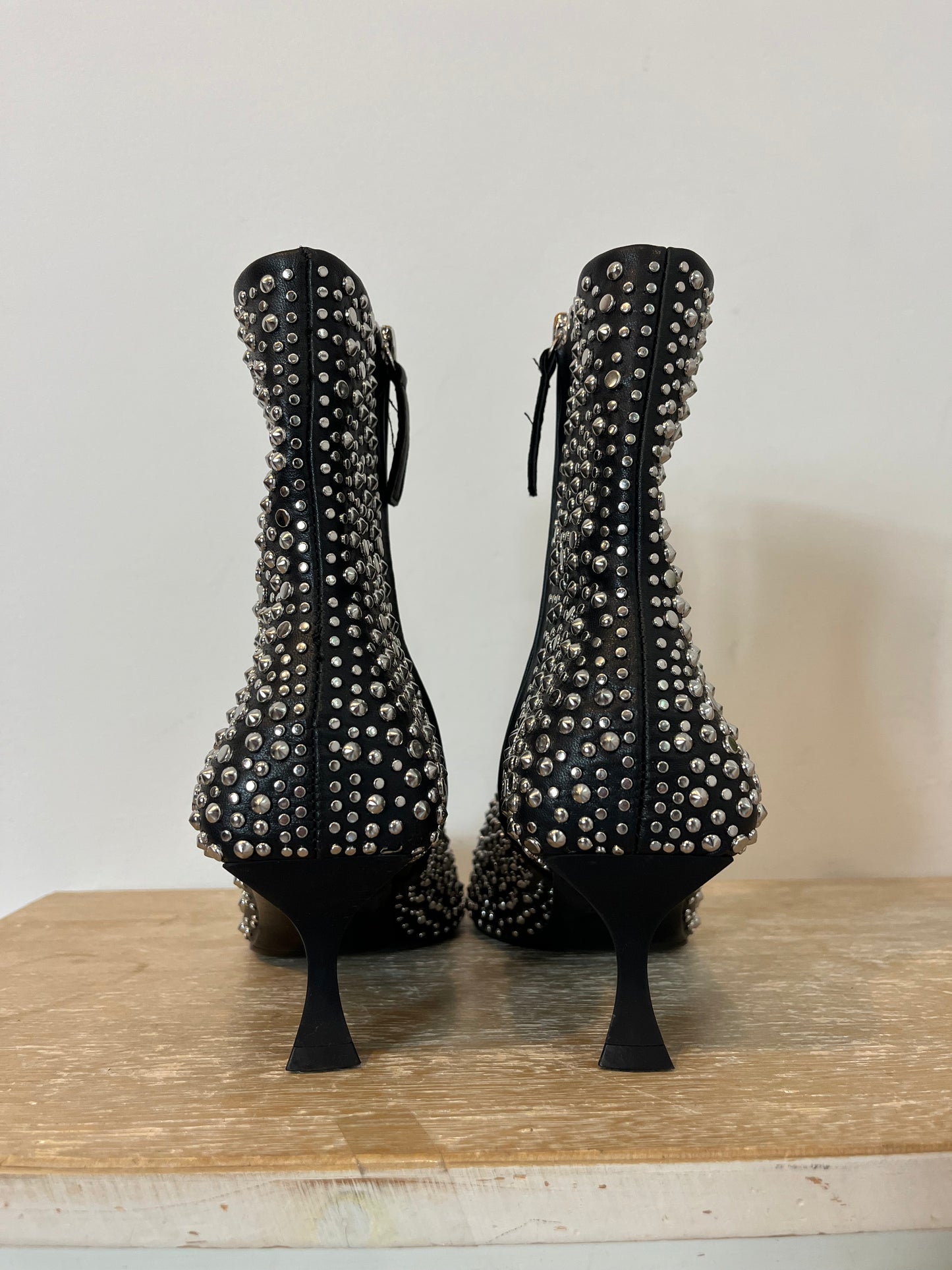 ZARA. Botines tacón negros con tachas. T 38