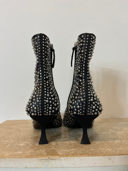 ZARA. Botines tacón negros con tachas. T 38
