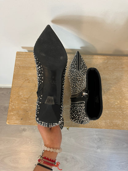 ZARA. Botines tacón negros con tachas. T 38