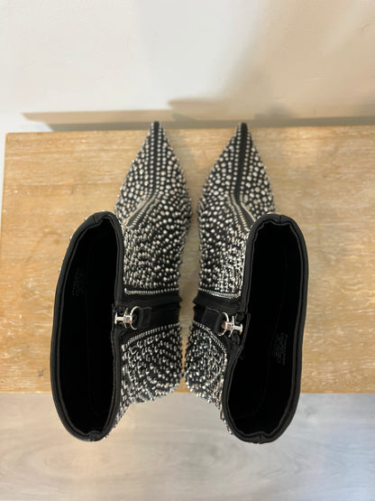 ZARA. Botines tacón negros con tachas. T 38