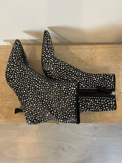 ZARA. Botines tacón negros con tachas. T 38