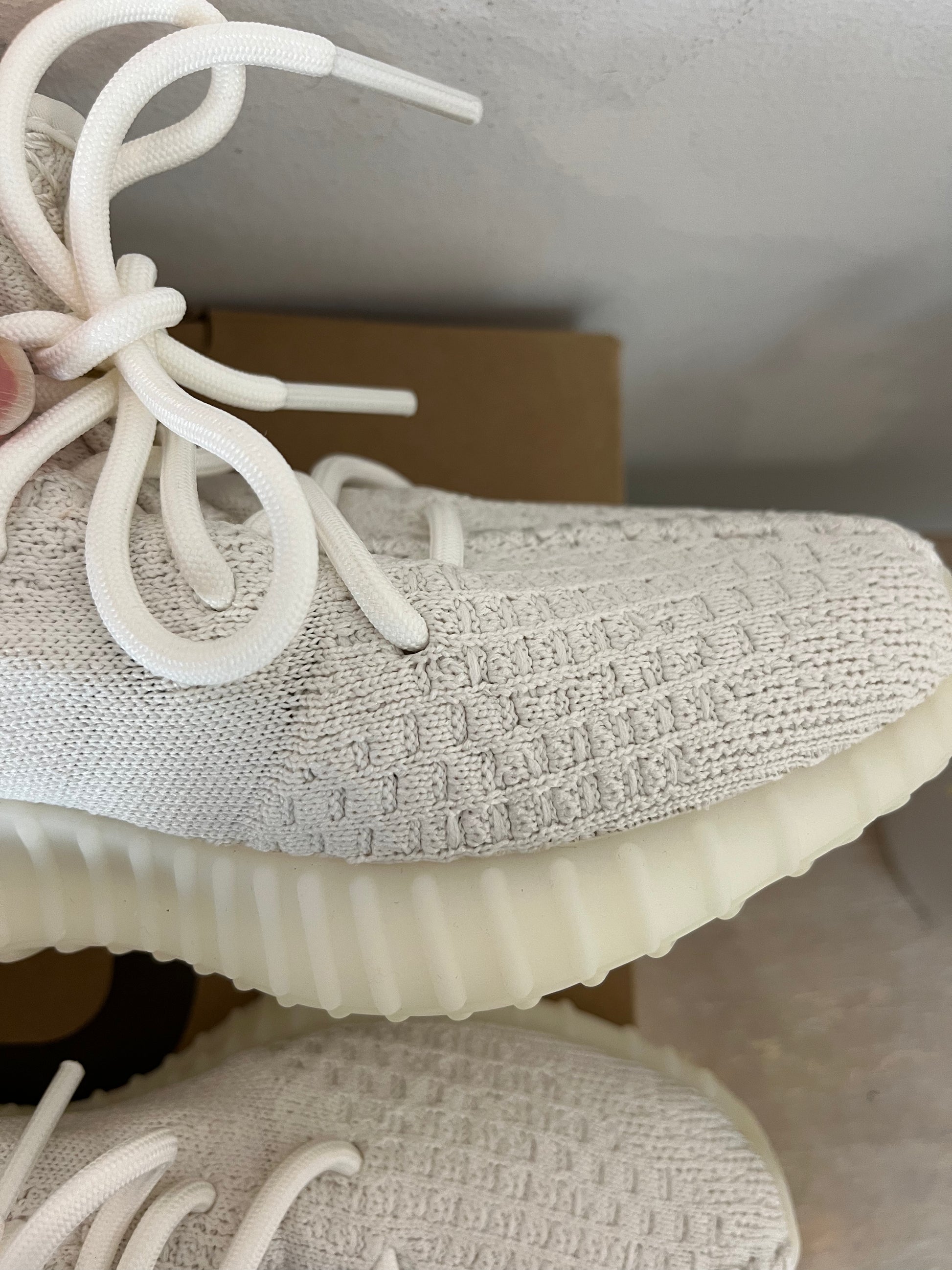 ADIDAS YEEZY BOOST 350. White textured sneakers. Size 38 Hibuy market ADIDAS YEEZY BOOST 350. White textured sneakers. Size 38 Hibuy market