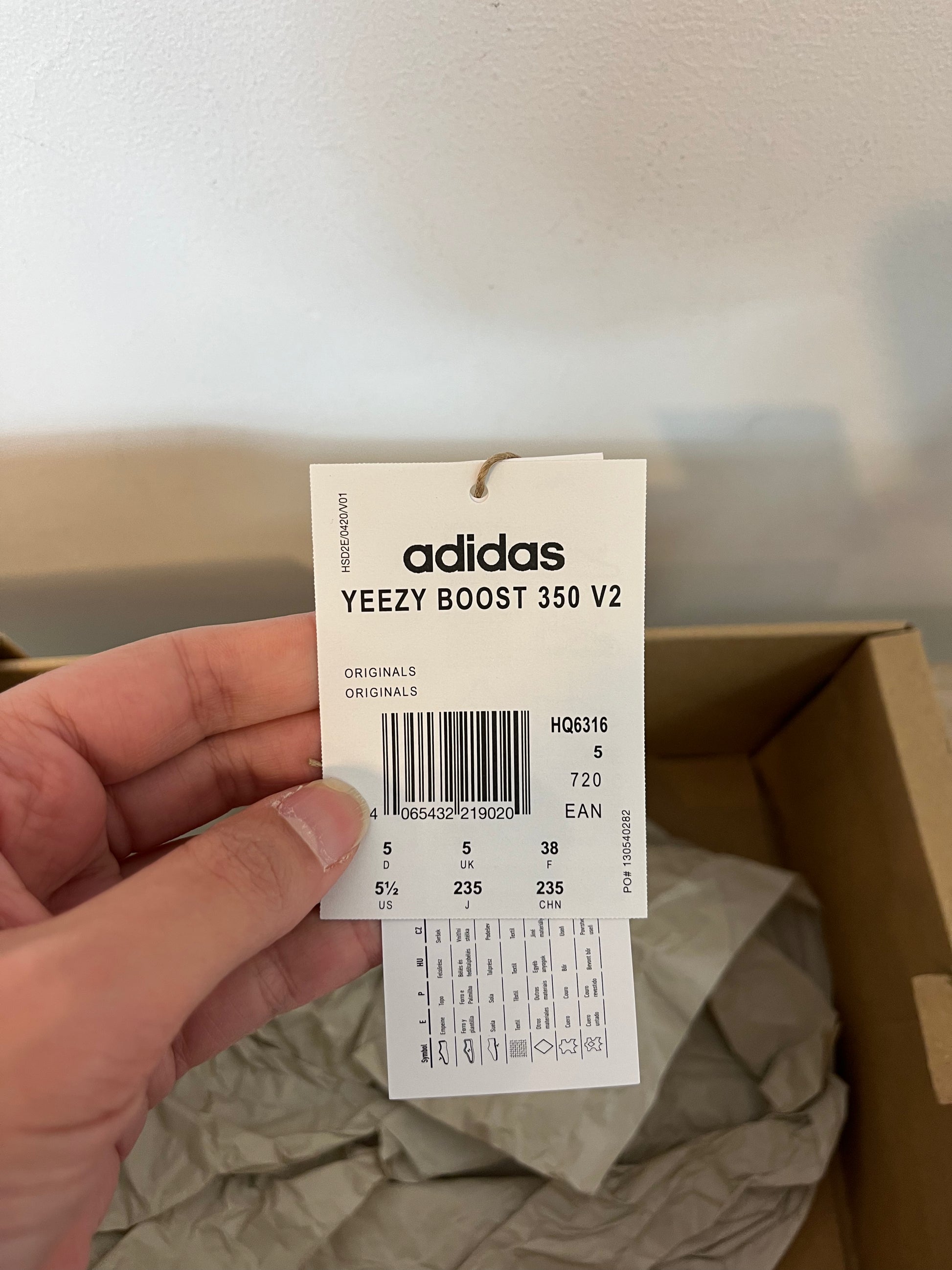 ADIDAS YEEZY BOOST 350. White textured sneakers. Size 38 Hibuy market ADIDAS YEEZY BOOST 350. White textured sneakers. Size 38 Hibuy market