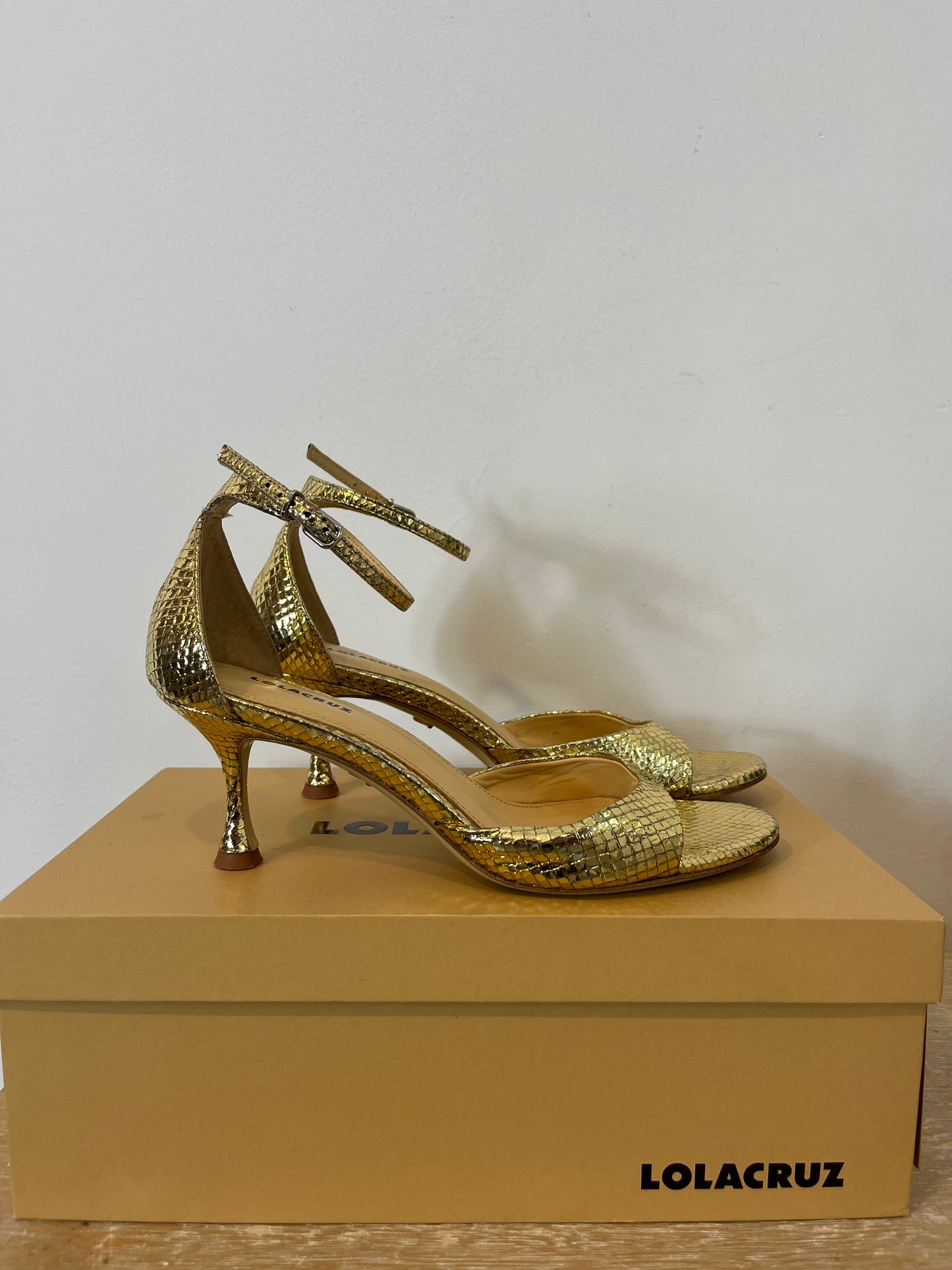 LOLA CRUZ. Gold textured sandal. Size 38