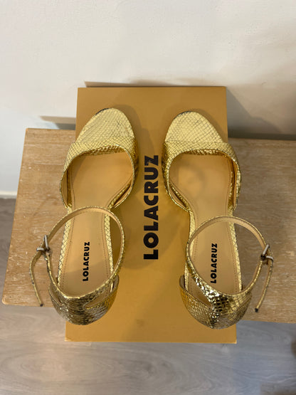 LOLA CRUZ. Gold textured sandal. Size 38