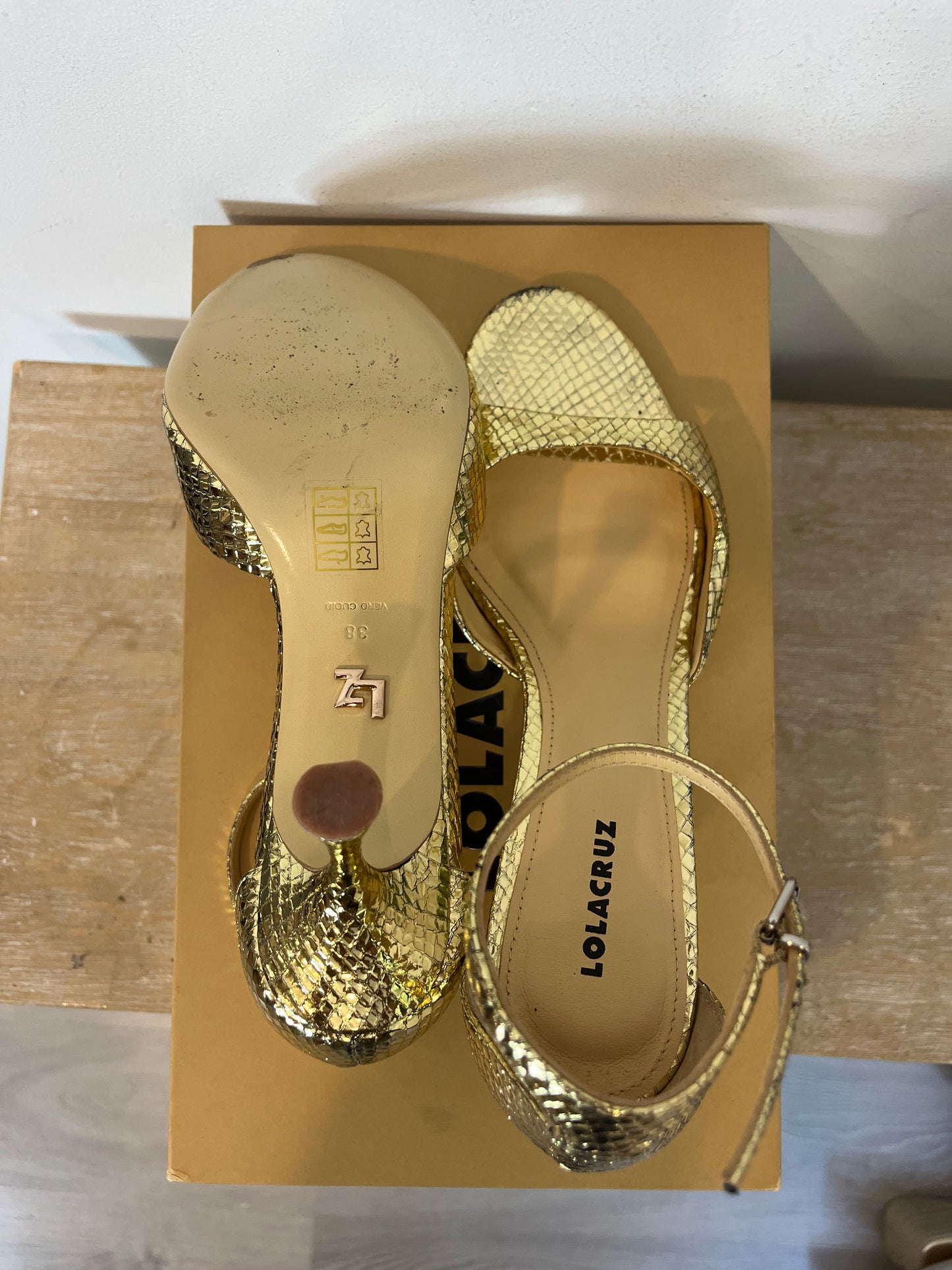 LOLA CRUZ. Gold textured sandal. Size 38