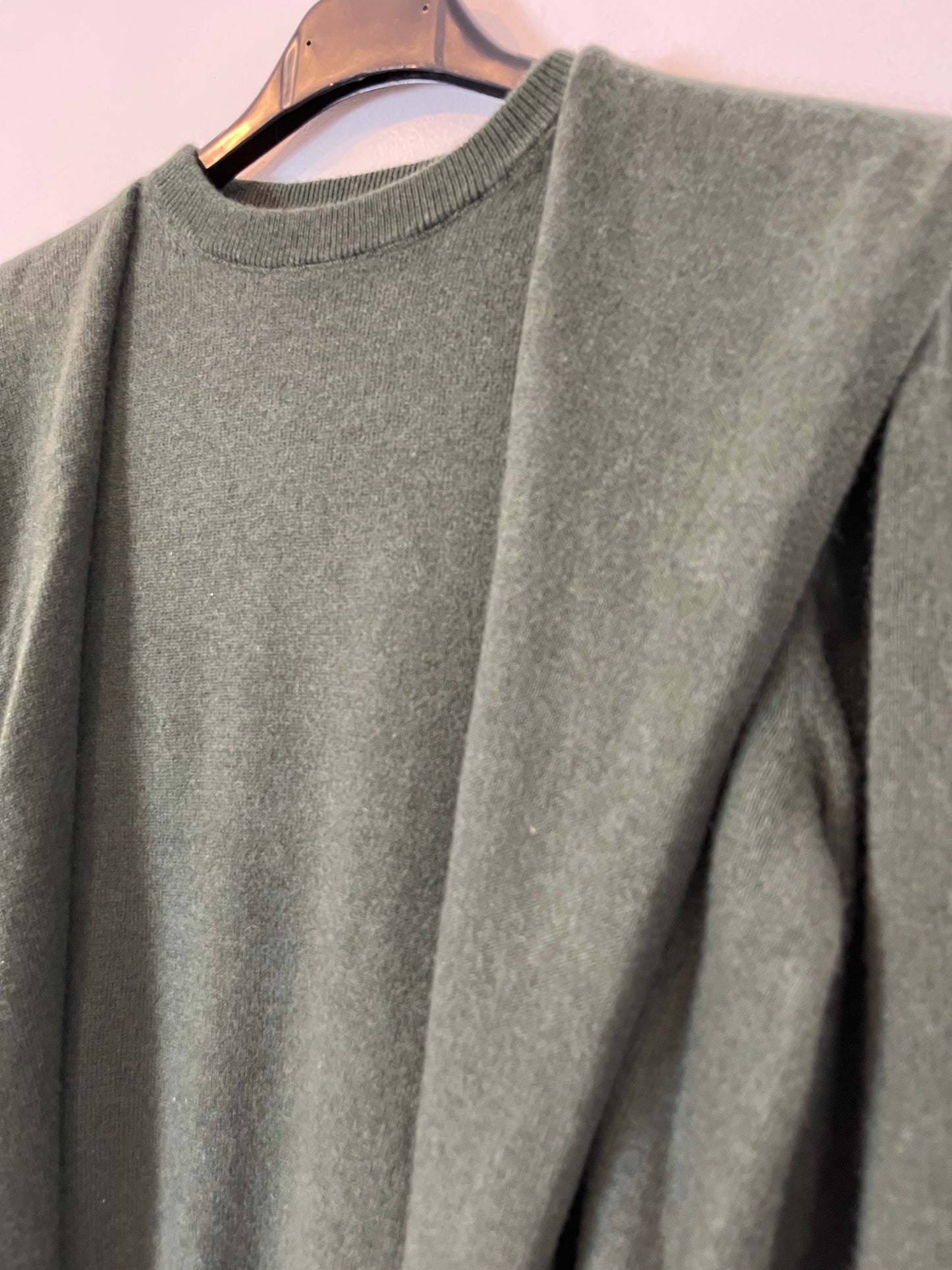 MASSIMO DUTTI. Jersey verde lana detalle cuello. T S