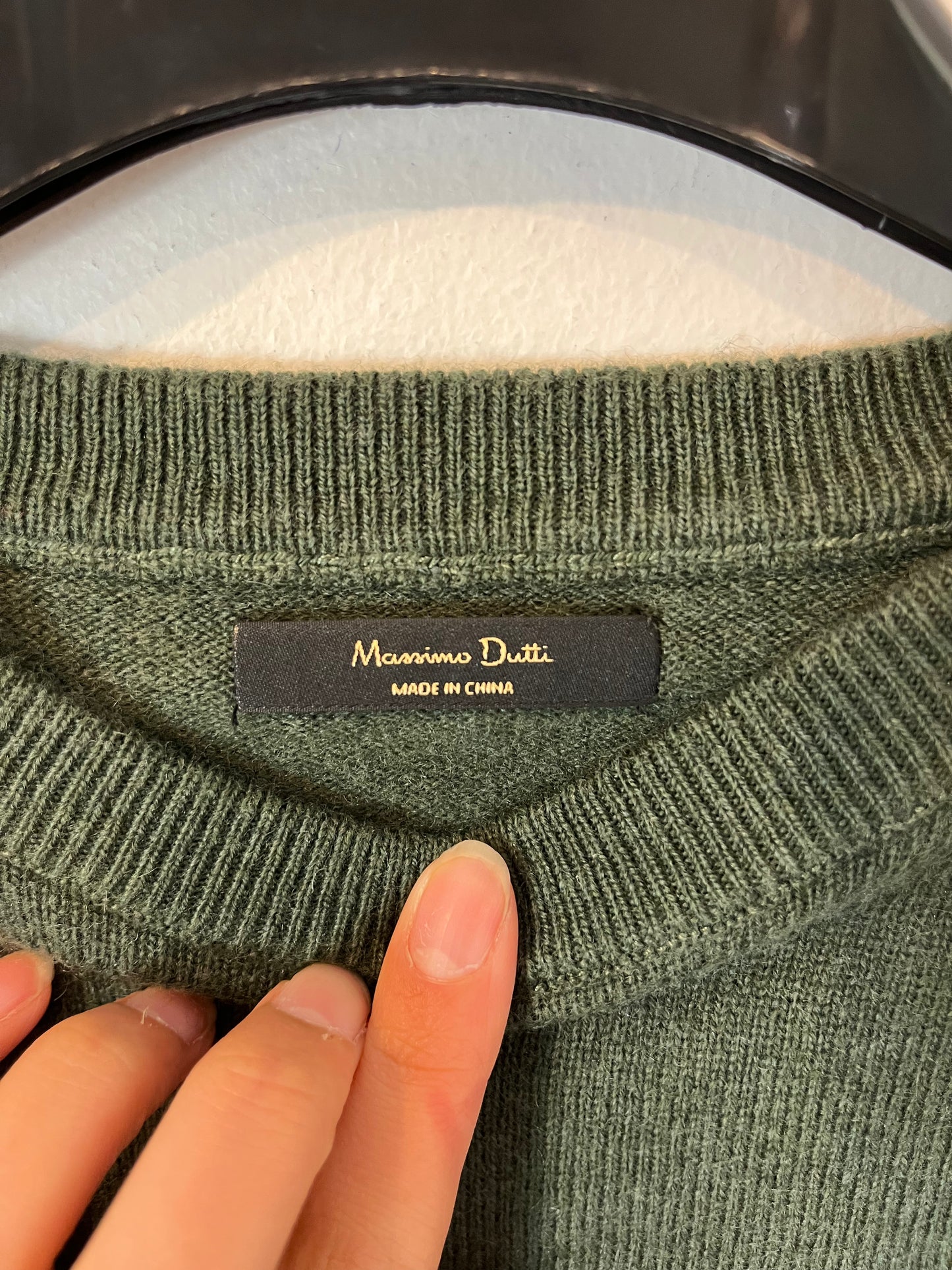 MASSIMO DUTTI. Jersey verde lana detalle cuello. T S