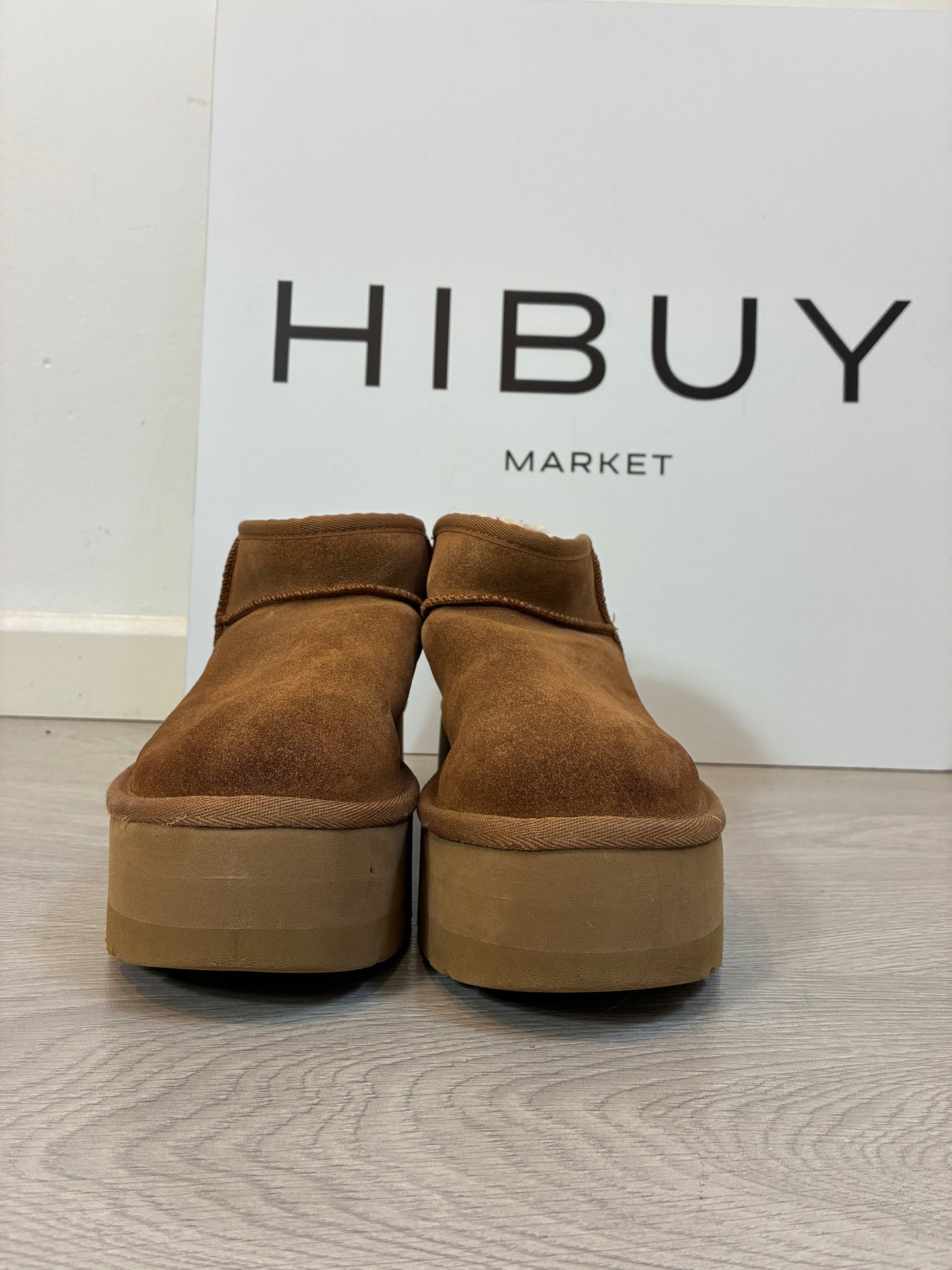 UGG. Botas marrones plataforma