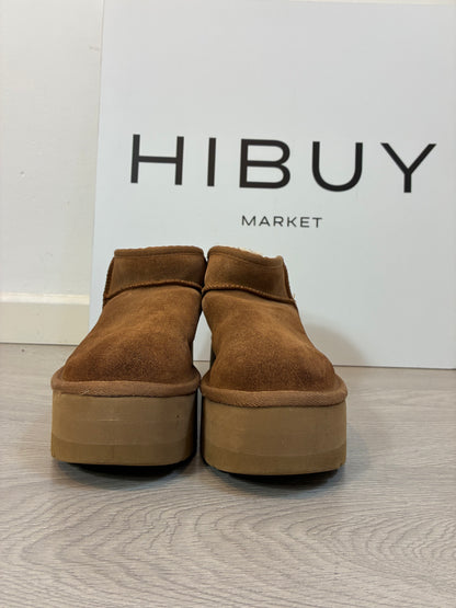 UGG. Botas marrones plataforma