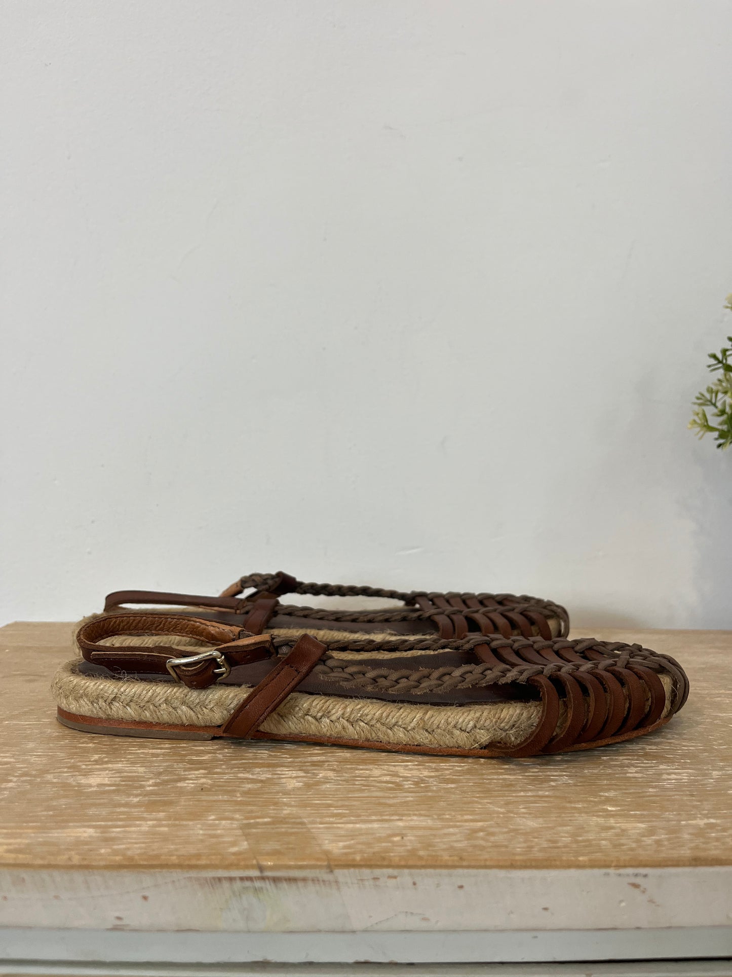 MALABABA. Sandalias piel detalle trenzado. T 38