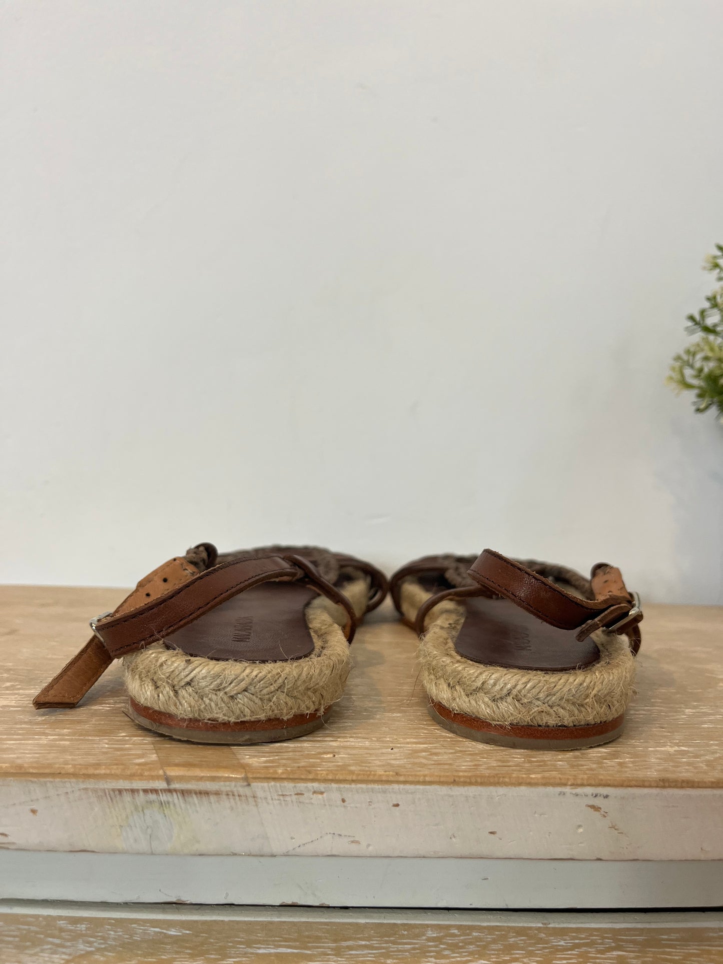 MALABABA. Sandalias piel detalle trenzado. T 38