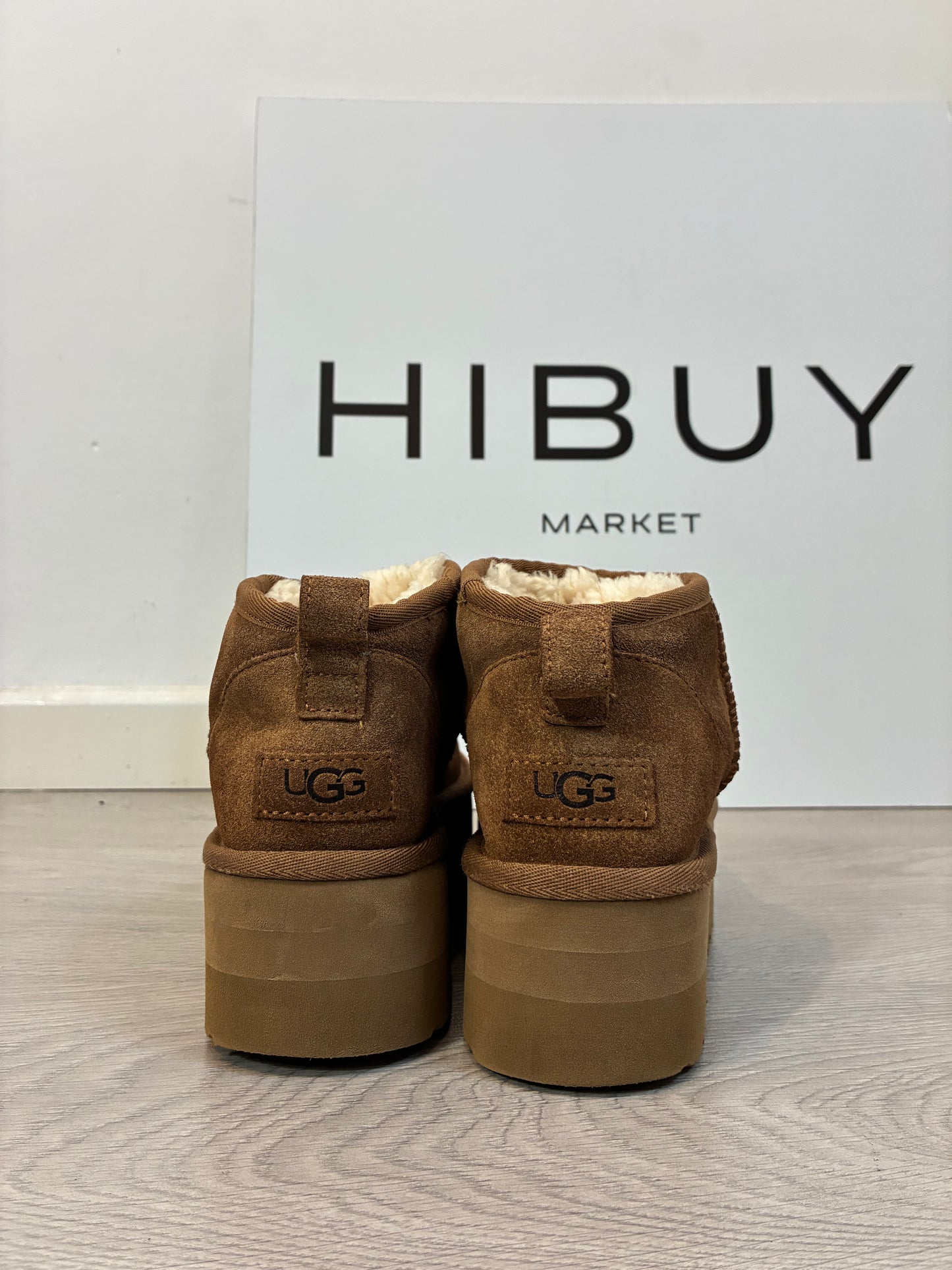 UGG. Botas marrones plataforma
