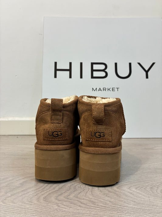 UGG. Botas marrones plataforma