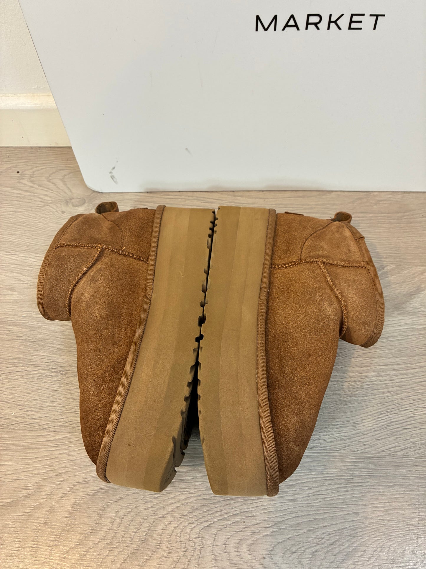 UGG. Botas marrones plataforma