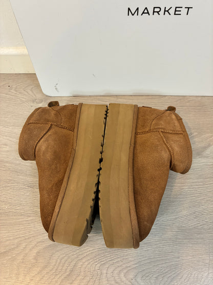 UGG. Botas marrones plataforma