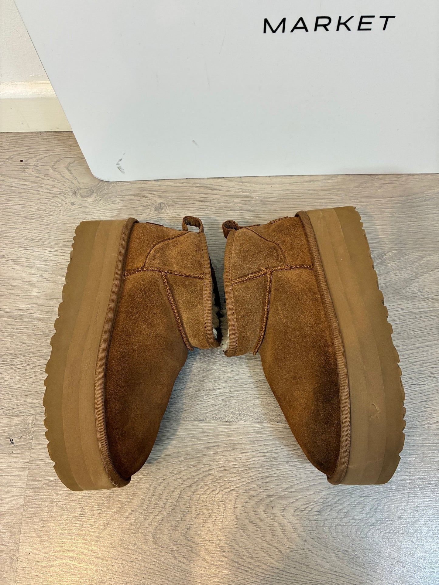UGG. Botas marrones plataforma