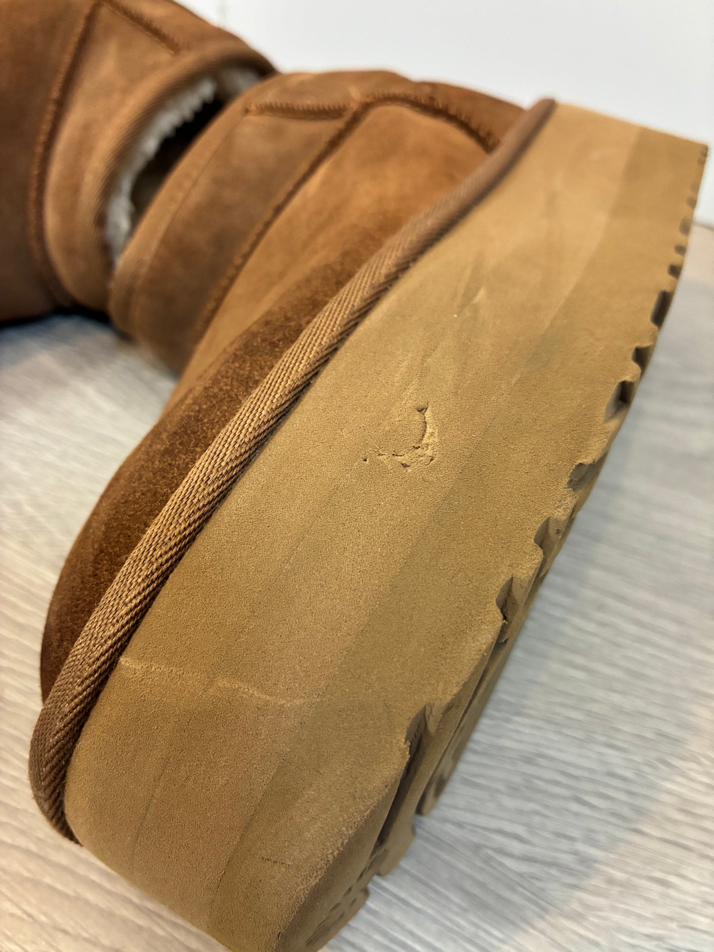 UGG. Botas marrones plataforma