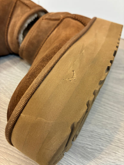 UGG. Botas marrones plataforma