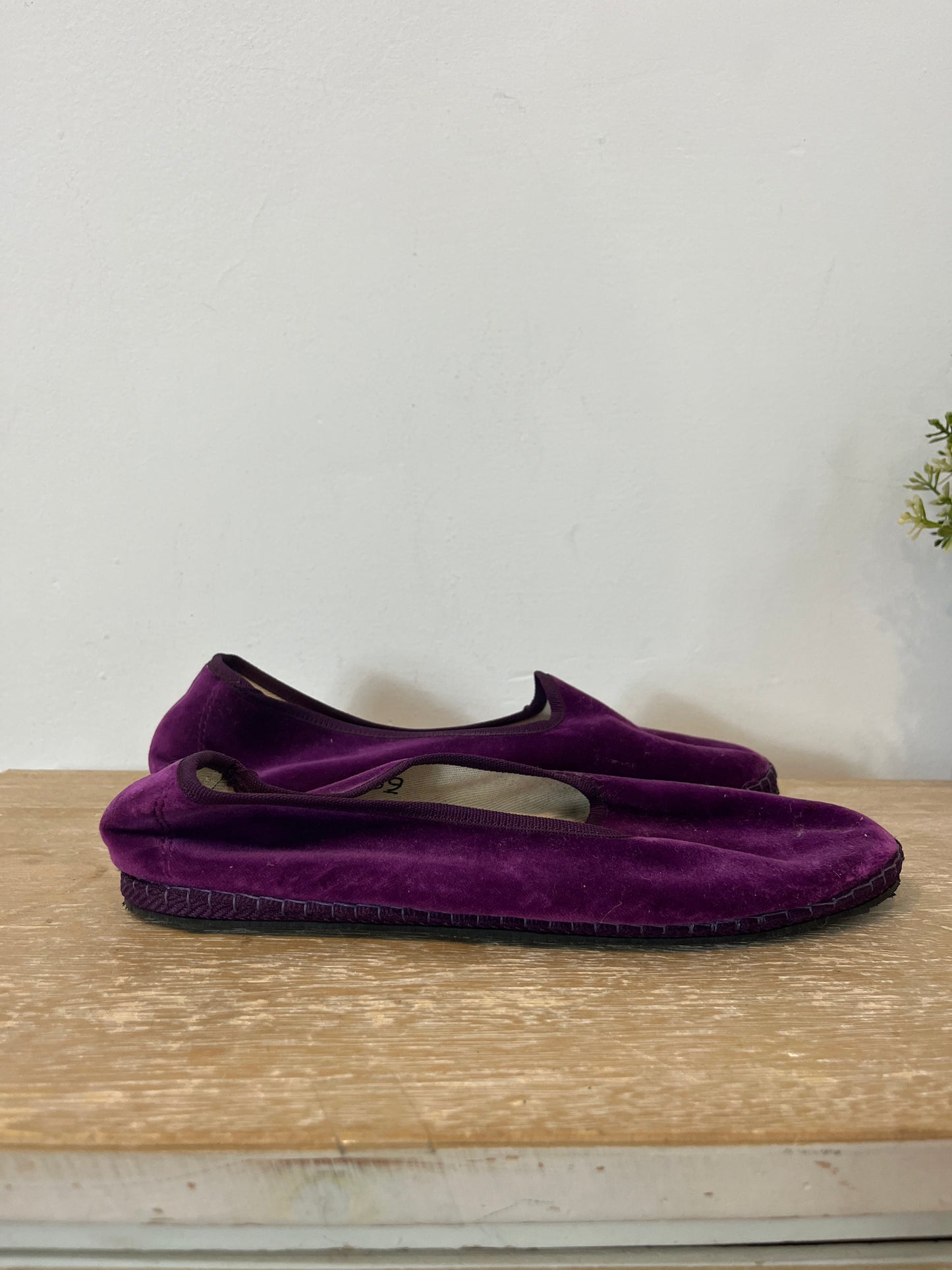 CAYUMAS. Bailarinas terciopelo moradas. T 38