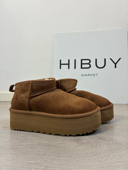 UGG. Botas marrones plataforma