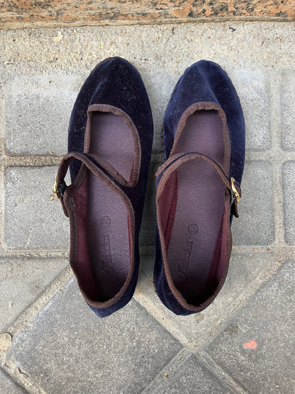 FLABELUS. Velvet blue Mary Janes. T 38