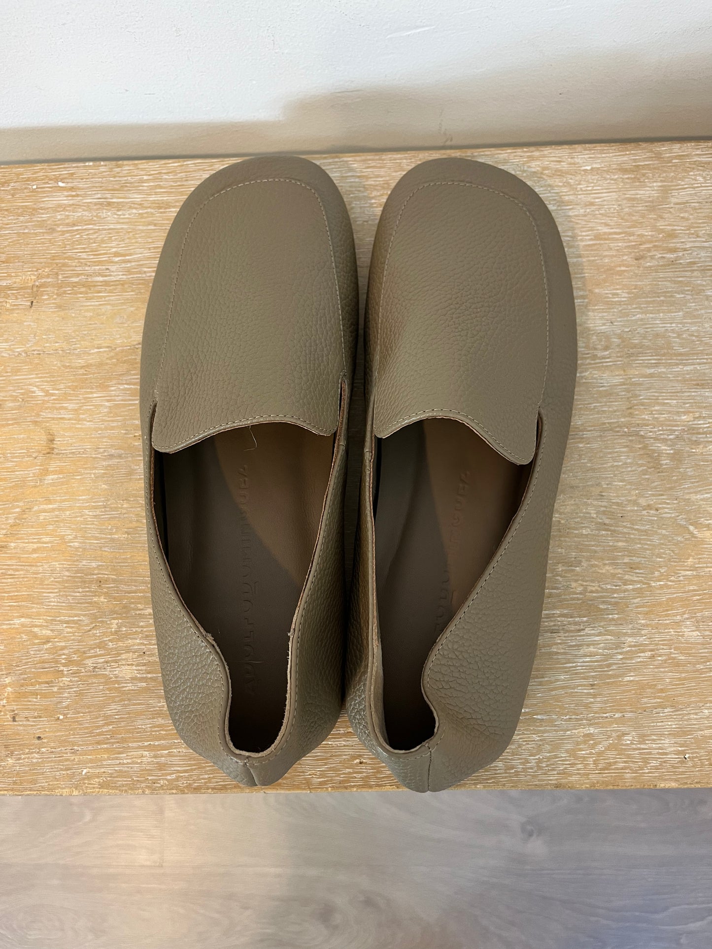 ADOLFO DOMINGUEZ. Mocasines piel textura. T 38