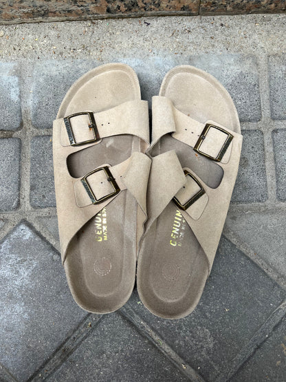 GENUINS. Sandalia marrones hebillas T.42