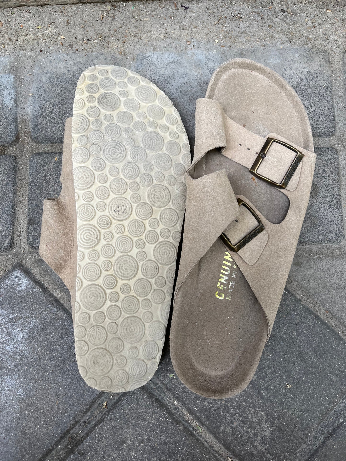 GENUINS. Sandalia marrones hebillas T.42