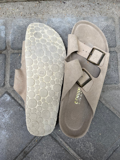 GENUINS. Sandalia marrones hebillas T.42