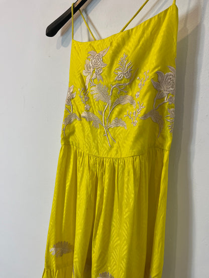 COOSY. Vestido amarillo bordado  T.s