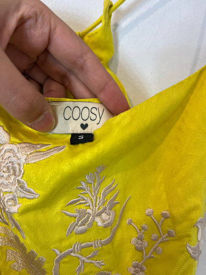 COOSY. Vestido amarillo bordado  T.s