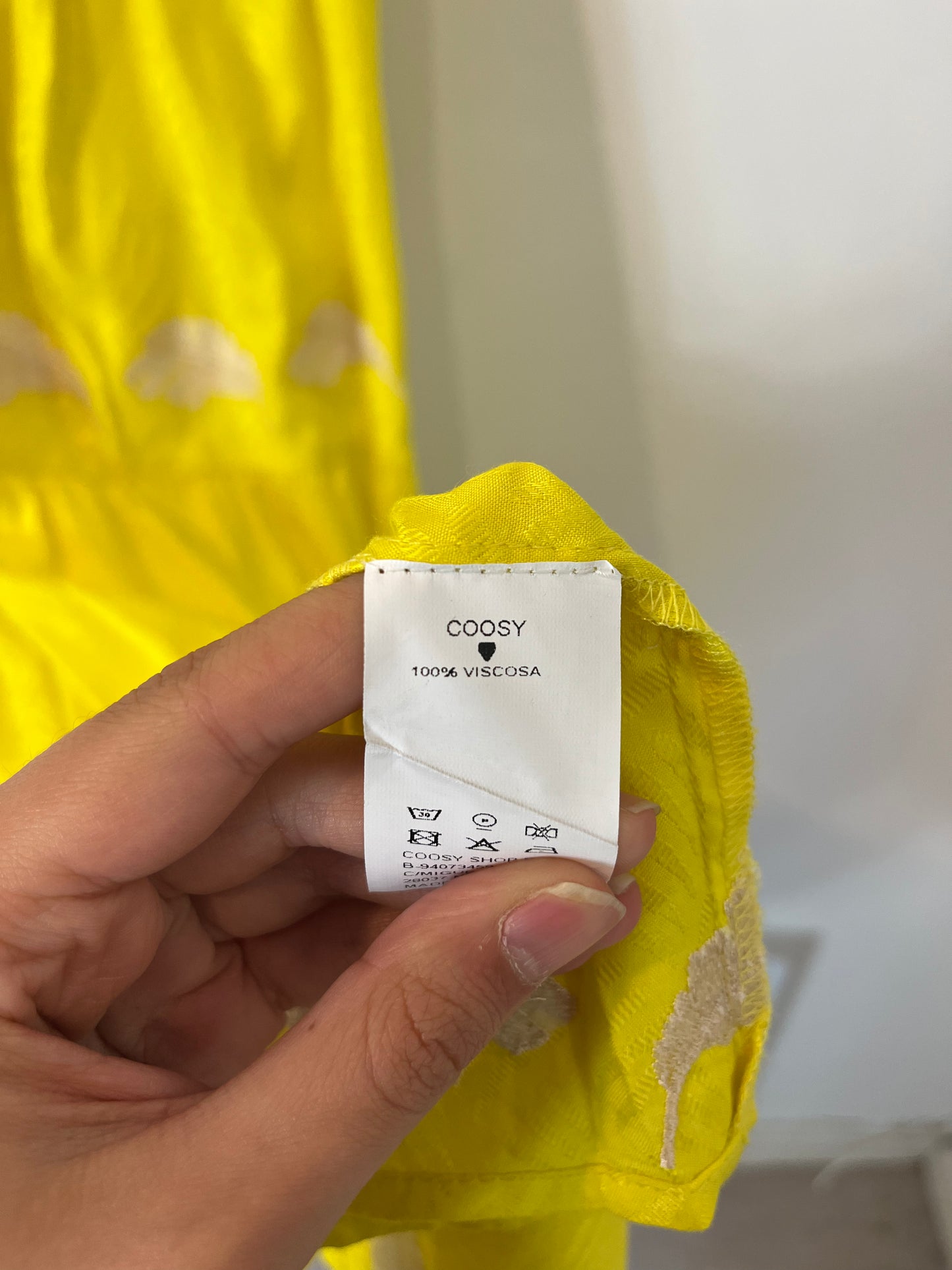 COOSY. Vestido amarillo bordado  T.s
